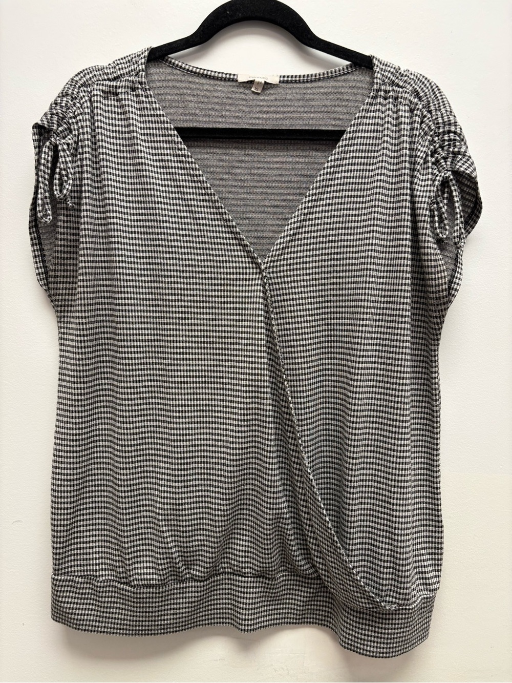 4 for $25 🤍 Maurices Black & White Surplice Top – XL 🤍